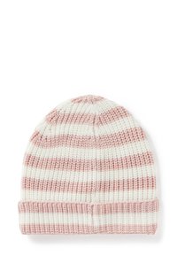 Pletená čepice se střídajícími růžovými a bílými pruhy, která má ohnutý lem a texturovanou, měkkou látku.