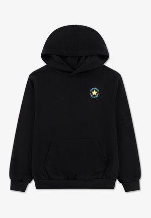 Crna dukserica s kapuljačom i prednjim džepom, uz podešavanje kapuljače vrpcom i višebojni logotip Converse All Star na prsima. Glatka tekstura tkanine.