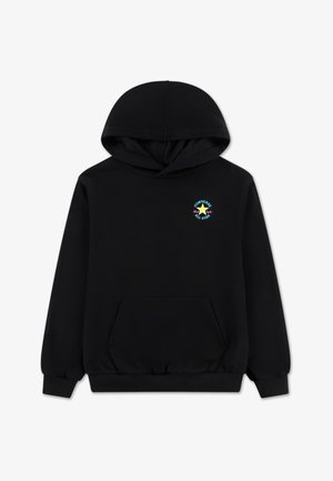 Juodas džemperis su kišene priekyje, raišteliu reguliuojama kapišonu ir daugiacolore Converse All Star logo ant krūtinės. Lygus audinio tekstūros paviršius.