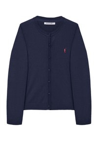 Tmavě modrý pletený svetr s kulatým výstřihem, zapínáním na knoflíky a žebrovanými manžetami. Na levé straně hrudi má malou červenou logu.