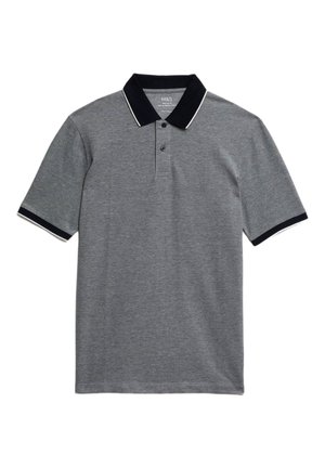 Polo shirt gris à manches courtes en coton, avec un col noir aux accents blancs et une patte de boutonnage à deux boutons. Texture douce, design décontracté.