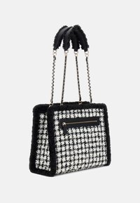 Tweed-Handtasche mit einem schwarz-weißen Karomuster, flauschigem schwarzen Besatz, doppelten Ketten- und Stoffriemen sowie einer vorderen Reißverschlusstasche.
