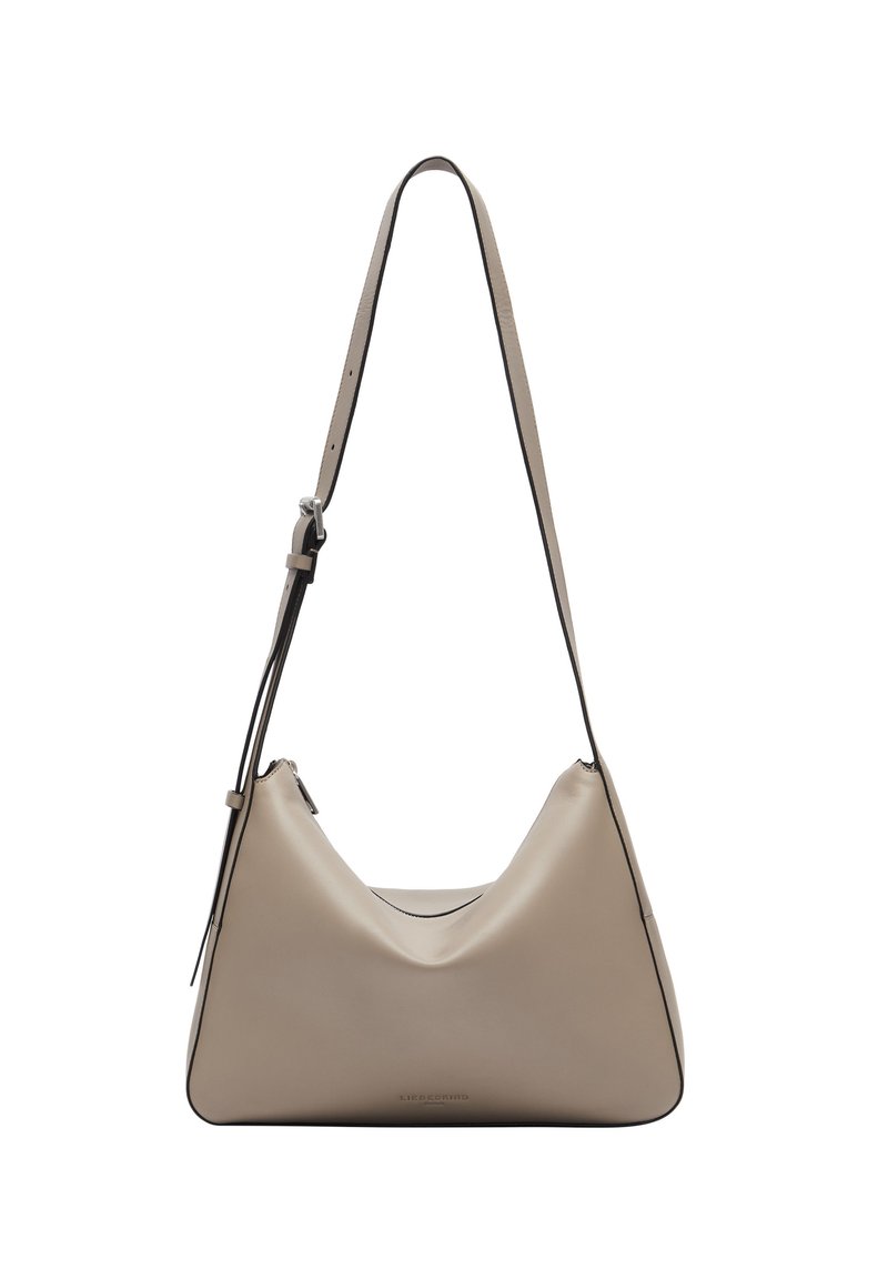 Beżowa skórzana torba na ramię o zaokrąglonym kształcie, z czarnym wykończeniem i regulowanym paskiem. Posiada gładką fakturę i minimalistyczny styl.