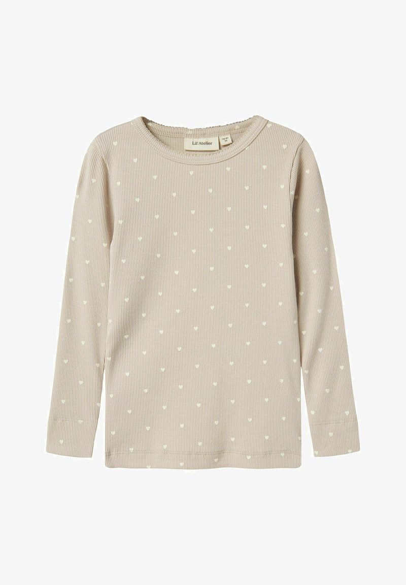 Langärmliges, beiges, geripptes Shirt mit kleinen weißen Herzmustern; runder Ausschnitt, weicher Stoff und leichtes Material.