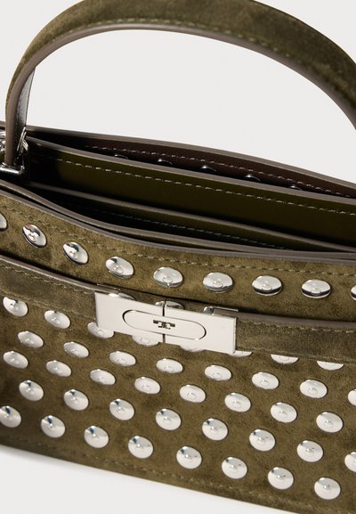 Mala de camurça verde-azeitona com pinos circulares prateados, uma alça superior e um fecho retangular prateado.