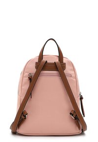 Helles rosa Rucksack aus glattem Material, mit braunen Lederträgern und Akzenten, einer vorderen Reißverschlusstasche und verstellbaren Trägern.