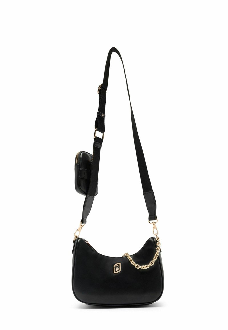 Borsa nera realizzata in pelle liscia con una forma curva, accentuata da una catena dorata e una tracolla regolabile. Include una piccola borsa attaccata.