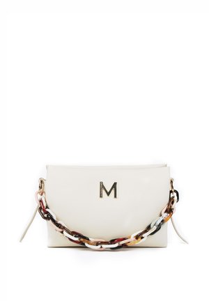 Sac en cuir blanc avec un logo "M" doré, doté d'une bandoulière en chaîne multicolore et d'une texture lisse, conçu avec un rabat pliant.