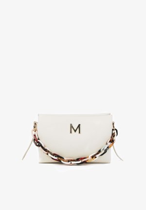 Bolso de cuero blanco con un logo dorado en forma de "M", con una correa de cadena multicolor y una textura suave, diseñado con una solapa plegable.