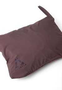 Rechteckiges dunkelbraunes Kissen mit einem Stoffschlaufen-Griff an einer Ecke und einem dezenten Altavia-Logo auf einer Seite.