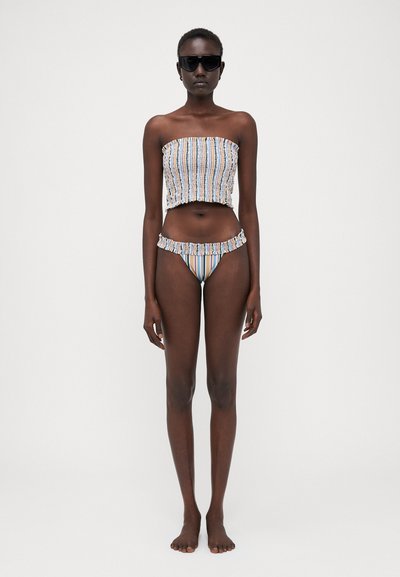 Conjunto de bikini bandeau riscado, com parte superior franzida e parte inferior de cintura baixa combinando, com bordas franzidas. As cores incluem azul, rosa e creme.
