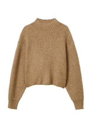 Grofgebreide trui in kamelkleurig bruin met geribde hoge hals, doorgezakte schouders, lange mouwen en aangesloten manchetten.