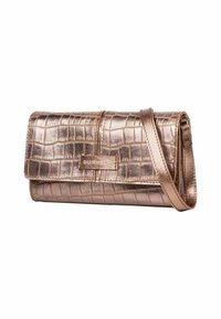 Clutch in rosé dorato metallizzato con texture coccodrillo, patta pieghevole e cinturino sul polso, con etichetta "BURKELY" sul davanti.
