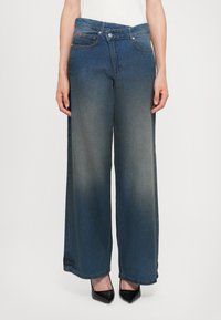 Široke jeans hlače iz temno modrega jeansa, z medenim pasom, dvema sprednjima žepoma in subtilnim zbledelim efektom.