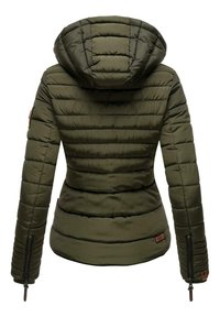 Olijfgroene pufferjack, geborduurd ontwerp, met capuchon en ritsmanchetten, voorzien van bruin leren accenten en een slank gesneden silhouet.