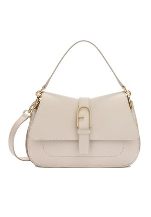 Borsa a tracolla in pelle beige con patta frontale, fibbia dorata e tracolla staccabile, mostrata su sfondo bianco.