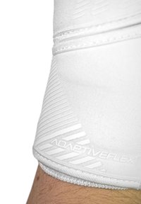 Support de poignet AdaptiveFlex en blanc, avec un tissu texturé, des coutures plates et un logo avec des motifs de bandes diagonales pour une meilleure adhérence.