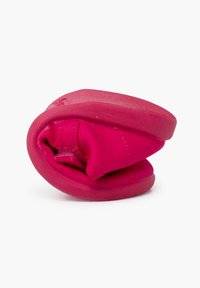 Zapato plegable rosa con suela de goma suave, fabricado con tejido flexible. Presenta una forma redondeada y una superficie texturizada para mayor agarre.
