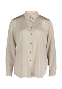 Beige Satinbluse mit Kragen, langen Ärmeln und einer durchgehenden Knopfleiste mit silberfarbigen Knöpfen sowie seitlichen Schlitzen am Saum.