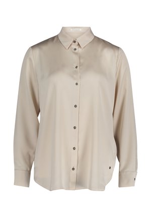 Beige Satinbluse mit Kragen, langen Ärmeln und einer durchgehenden Knopfleiste mit silberfarbigen Knöpfen sowie seitlichen Schlitzen am Saum.