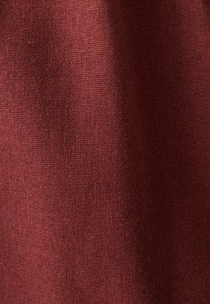 Burgundijas teksturēta auduma, kas rāda izpītus rakstus; vidēji smags ar mīkstu apdari, piemērots apģērbiem vai mēbeļu apvilkšanas darbiem.