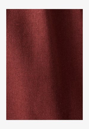 Tessuto borgogna con una texture che mostra un motivo intrecciato; peso medio con una finitura morbida, adatto per applicazioni di abbigliamento o tappezzeria.