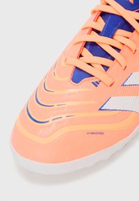 adidas Performance PREDATOR LEAGUE UNISEX - Fodboldstøvler til kunstgræs - signal coral/ftwr white/beam orange