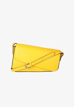 Borsa a tracolla in pelle gialla con fibbia argento e tracolla regolabile, forma rettangolare con chiusura a pattina.