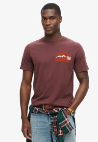 Superdry & Co GREAT OUTDOOR CHEST GRAPHIC - Camiseta estampada - rum raisin brown