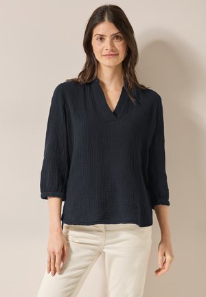 Donker marineblauwe, gestructureerde blouse met een v-hals en driekwartmouwen. Losse fit met opgerolde mouwmanchetten, gemaakt van lichte stof.