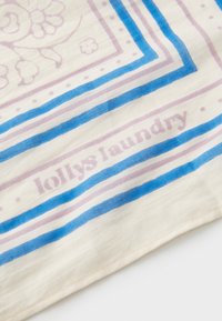 Vierkante sjaal van lichtgewicht stof, met blauwe en lichtpaarse strepen op een crèmekleurige achtergrond. De tekst luidt "lollys laundry."