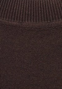 Țesătură tricotată de culoare brown închis, cu textură în dungi. Prezintă o finisare netedă și un model uniform pe întreaga suprafață.