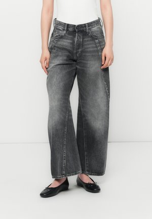 Videbeinede, høyt midje jeans i falmet svart denim, med frontlommer og klassisk fem-lommers design. Flate sko inkludert.