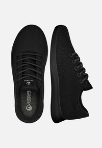 Baskets en maille noire avec une tige texturée, des lacets ronds, des semelles en caoutchouc et une semelle intérieure rembourrée avec un logo.