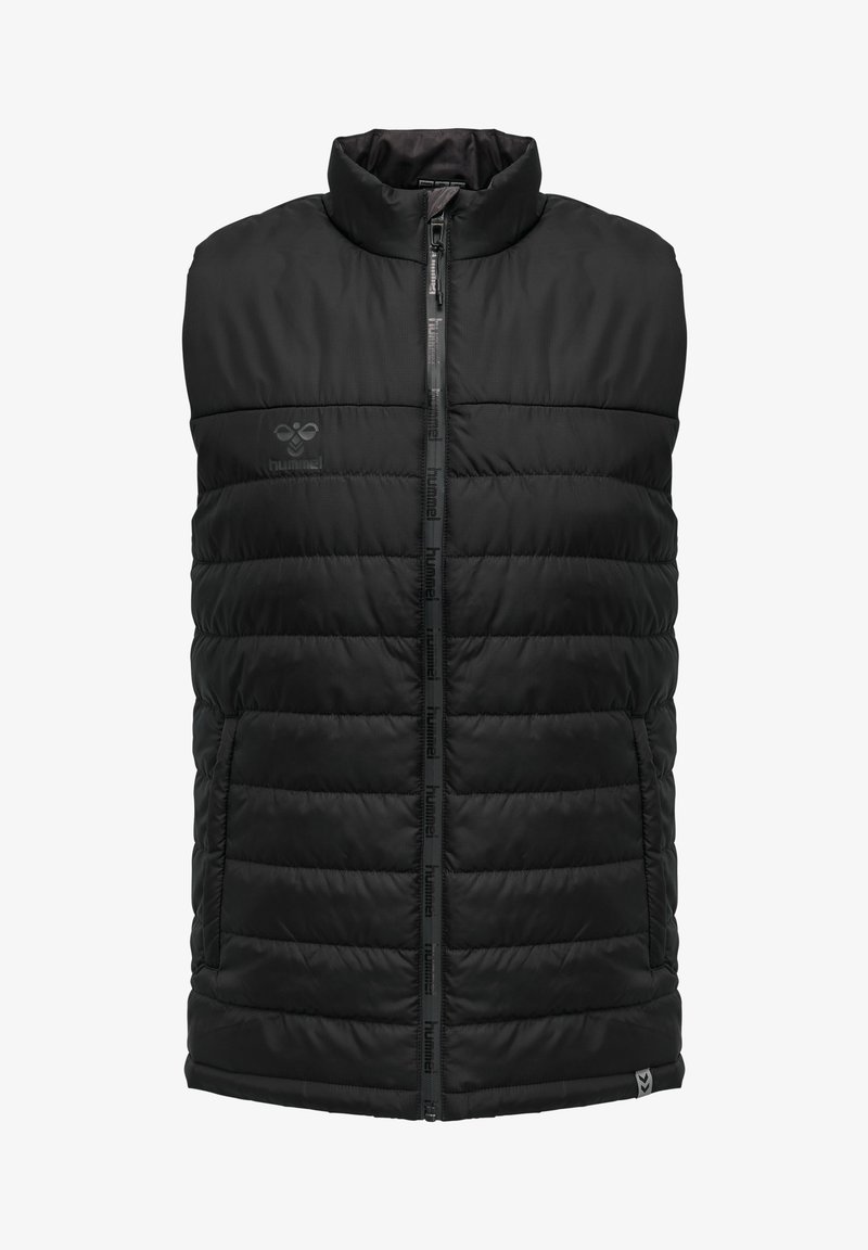Svart vadderad väst tillverkad av ett slätt material, med hög krage, hel dragkedja fram och en logotyp på vänster bröst. Horisontell quiltad design.