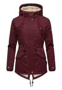 Bordeaux parka met een nepbont gevoerde capuchon, trekkoord in de taille, twee frontzakken en drukknoopaccenten. Getextureerde stof.