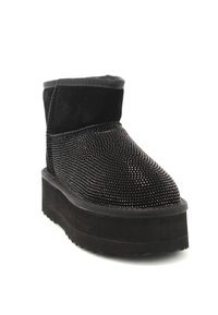 Stivaletti neri alla caviglia con punta rotonda, caratterizzati da una superficie texture di piccole strass, una robusta suola piattaforma e un morbido polsino in tessuto.