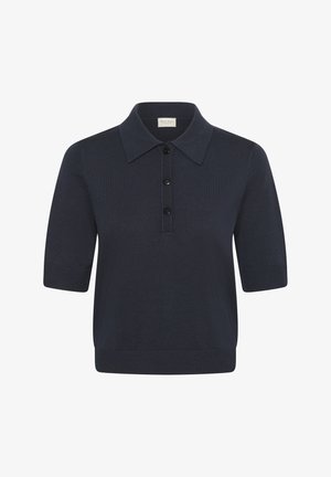 Tumši zils īss piedurkņu adīts polo krekls ar smailu apkakli un trim melnām pogām pie atvēruma.