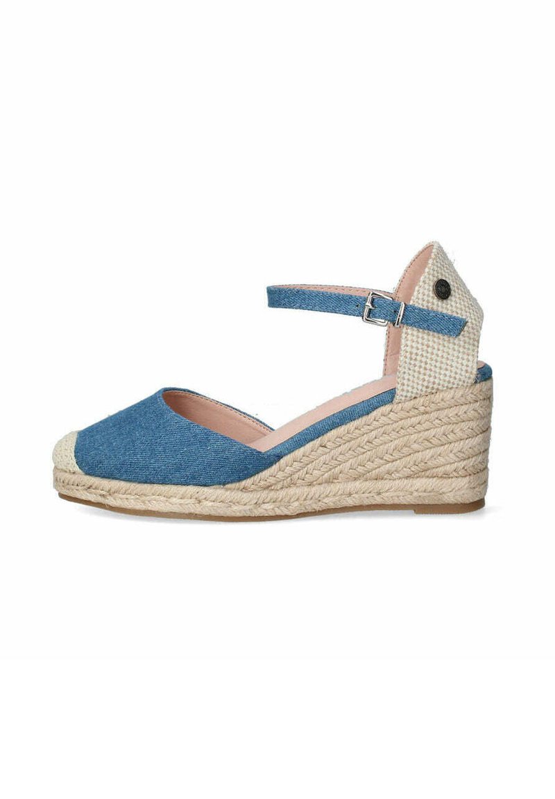 Sandalo wedge in denim con una piattaforma in iuta naturale, caratterizzato da un cinturino regolabile alla caviglia e un pannello posteriore beige texturizzato.