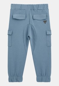 Pantaloni cargo elastici, de culoare albastră, cu talie elastică. Prezintă două buzunare laterale și un buzunar la spate. Textură moale, cu manșete strâmte la glezne.