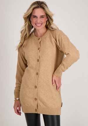 Beige gebreide cardigan met een ronde halslijn, knoopsluiting en geribbelde manchetten. Heeft een middellange ontwerp en een zachte textuur.