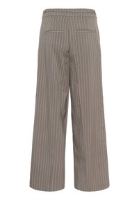 Pantalons à jambe large gris avec des rayures blanches verticales, présentant une texture lisse, une taille élastique et deux poches arrière.
