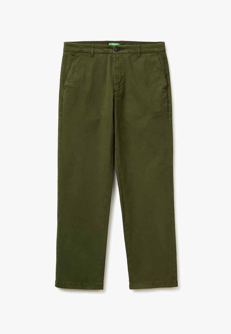 Olijfgroene broek met rechte pijpen, voorzien van riemlussen, knoop- en ritssluiting aan de voorkant, en zijzakken, plat neergelegd op een witte achtergrond.