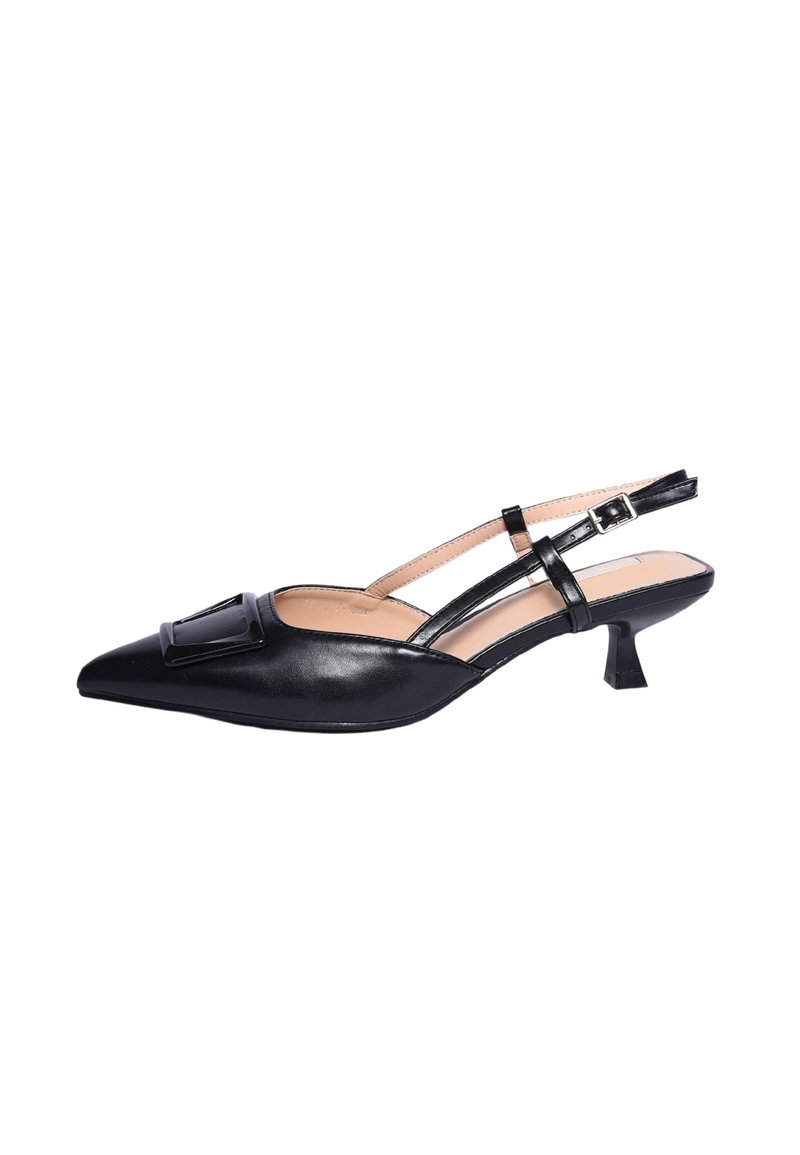 Scarpa slingback nera a punta con pelle lucida, sottile cinturino regolabile, tacco basso e dettaglio decorativo a fibbia sulla tomaia.