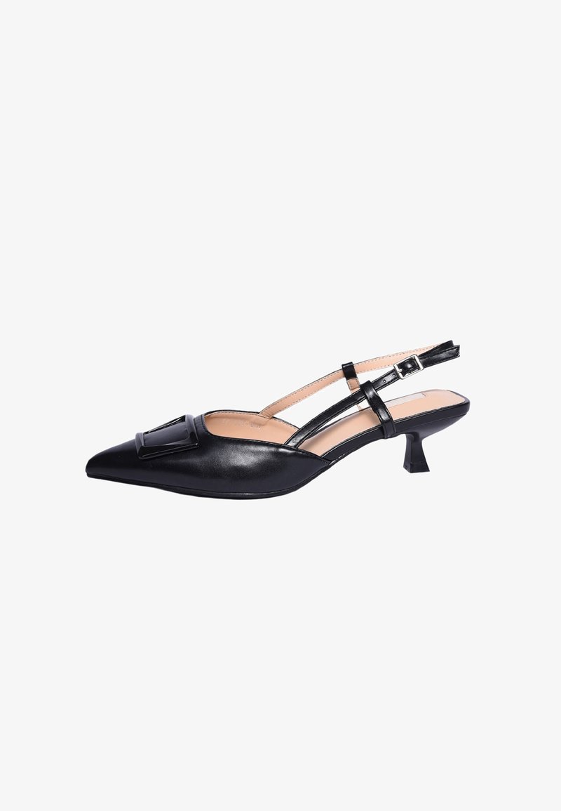 Scarpa slingback nera a punta con pelle lucida, sottile cinturino regolabile, tacco basso e dettaglio decorativo a fibbia sulla tomaia.