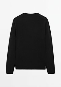 Maglione nero a maniche lunghe con un design semplice. Presenta un collo rotondo e una texture liscia, realizzato in tessuto morbido. Nessun motivo o decorazione visibile.