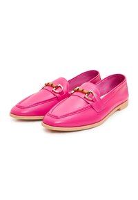Mocassins en cuir rose vif avec semelles beiges et boucles dorées arborant des détails style bambou, montrés côte à côte sur fond blanc.