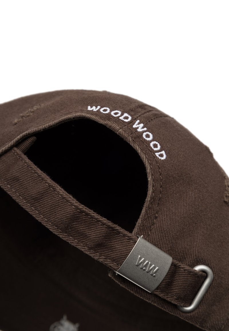 Cappello in cotone marrone con logo ricamato "wood wood". Presenta un regolatore in metallo e un design con retro aperto. Tessuto testurizzato con sottili dettagli di cucitura.