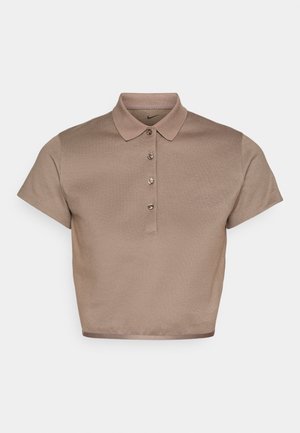 Kortermet beige polo-skjorte laget av teksturert stoff, med krage og fem knapper foran, med en lett avkorting i kanten.