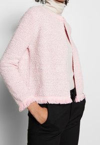Rich & Royal Chaqueta de punto - light pink